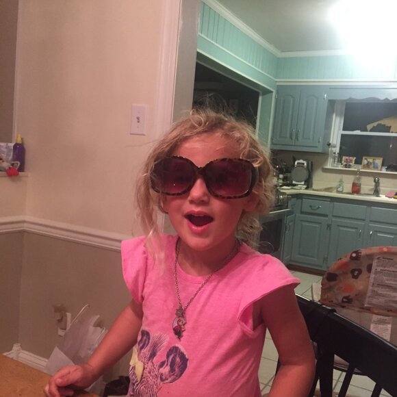 LYNN - MEET YOUR POSHER - Picture 8 of 13